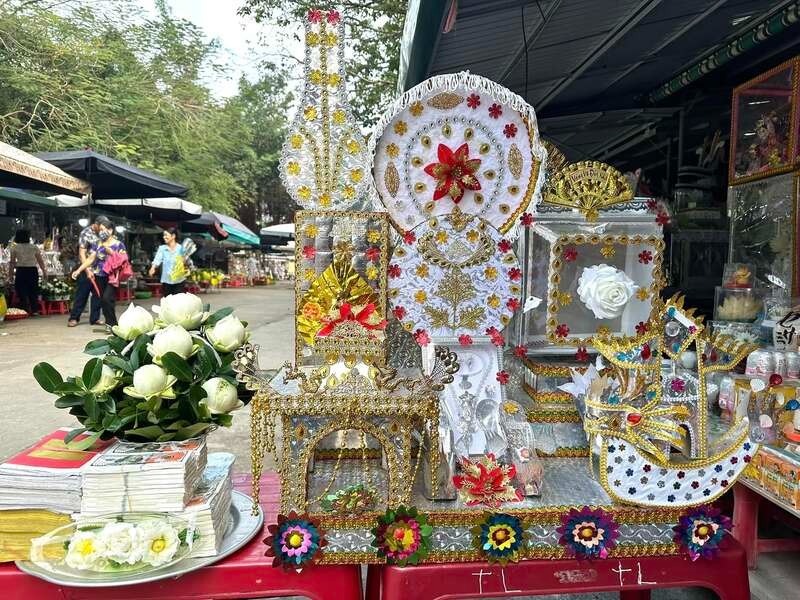 Mâm lễ đền Cô Bơ cần có một bộ quần áo trắng, một cây vàng trắng và 90 đồng tiền vàng